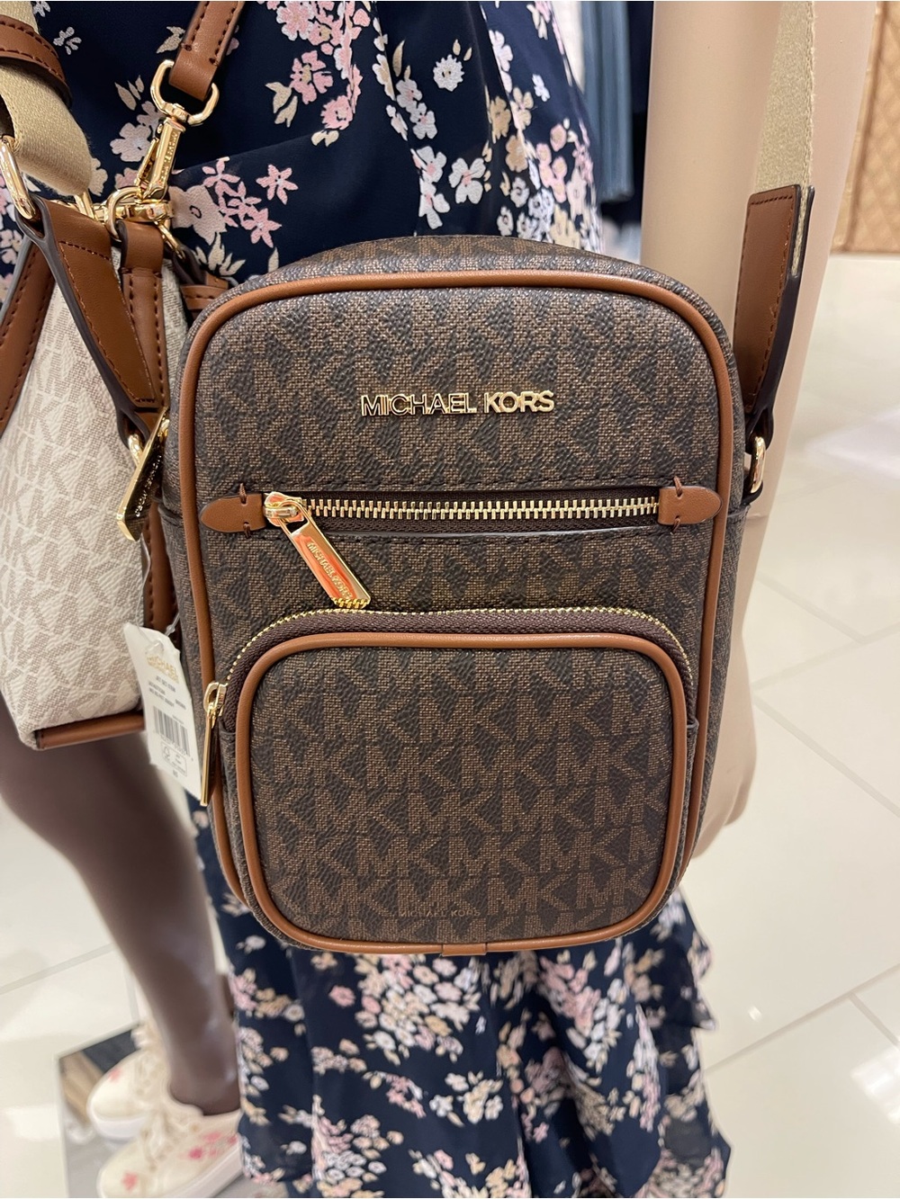 MICHAEL KORS Jet Set Medium Flight NS Pocket Signature Logo Crossbody
Brown
NWT - Picture 5 of 16